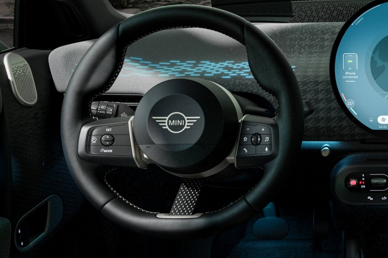 MINI totalmente eléctrico - interior - volante
